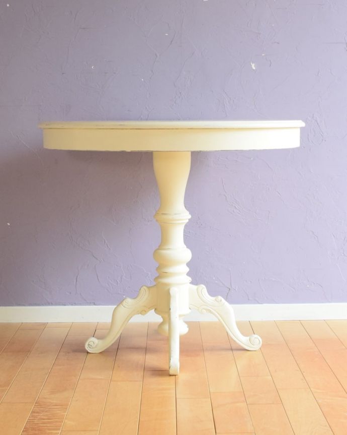 アンティークテーブルの側面