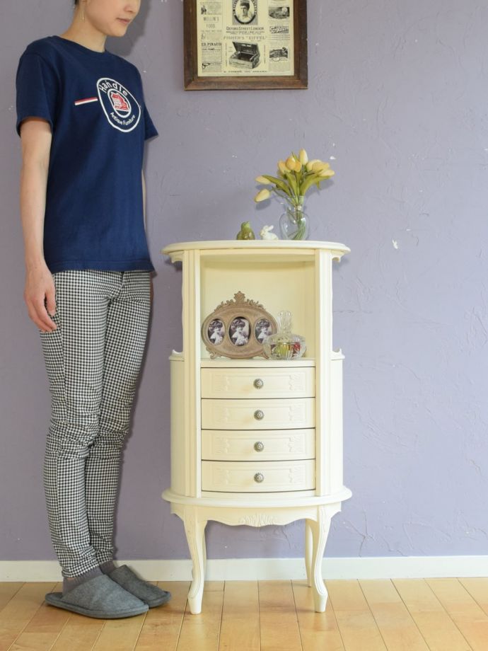 アンティーク風の家具　アンティーク風　フランスアンティーク調の可愛い家具、シャビーシックなサイドチェスト　シャビーシックなサイドキャビネット白いペイントのおしゃれなフランスデザインのキャビネット。(h-028-f)