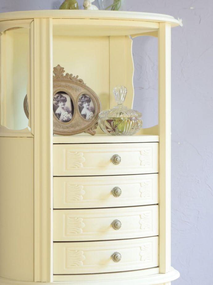 アンティーク風の家具　アンティーク風　フランスアンティーク調の可愛い家具、シャビーシックなサイドチェスト　おしゃれなフランスデザインフランスアンティーク風の女性らしい彫が特徴。(h-028-f)