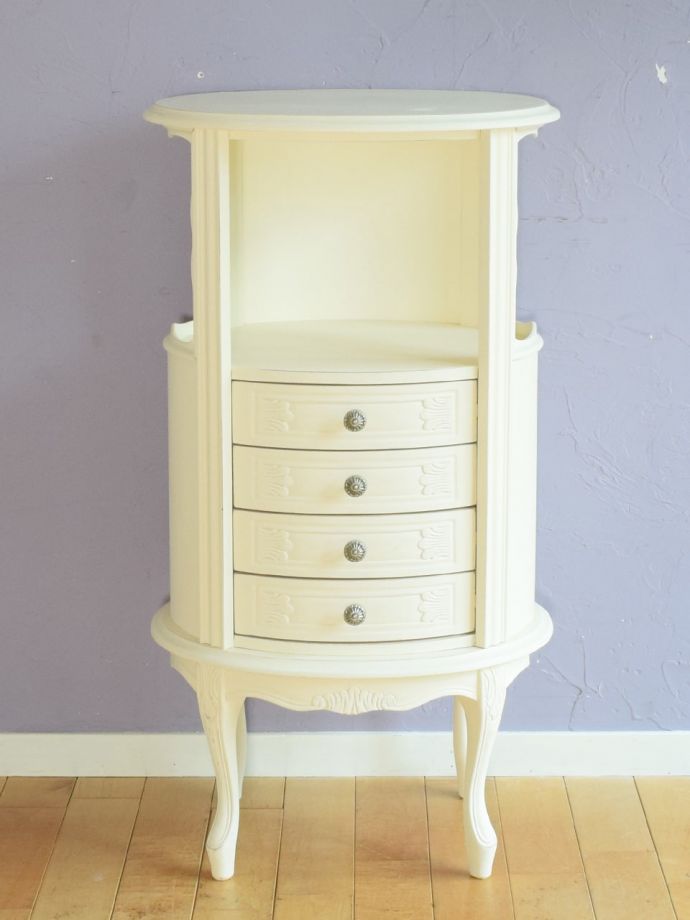 アンティーク風の家具　アンティーク風　フランスアンティーク調の可愛い家具、シャビーシックなサイドチェスト　【扉の中は･･･】【意外と広いキャビネットの扉の中。(h-028-f)