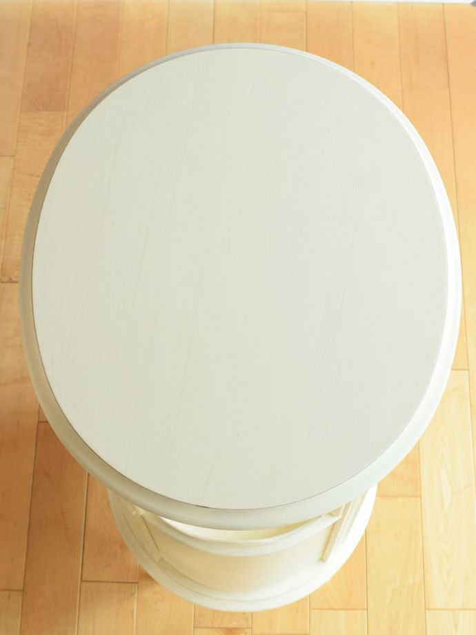 アンティーク風の家具　アンティーク風　フランスアンティーク調のおしゃれな家具、ペイント仕上げのサイドチェスト　天板の形はこんな感じです。(h-028-f)