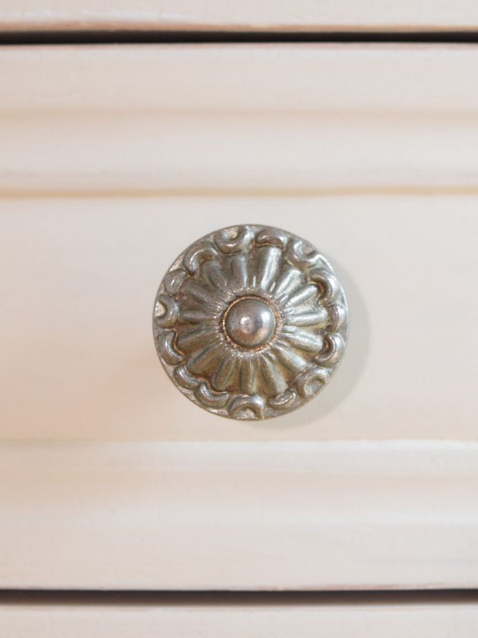 アンティーク風の家具　アンティーク風　フランスアンティーク調の可愛い家具、シャビーシックなサイドチェスト　持ちやすい取っ手。(h-028-f)