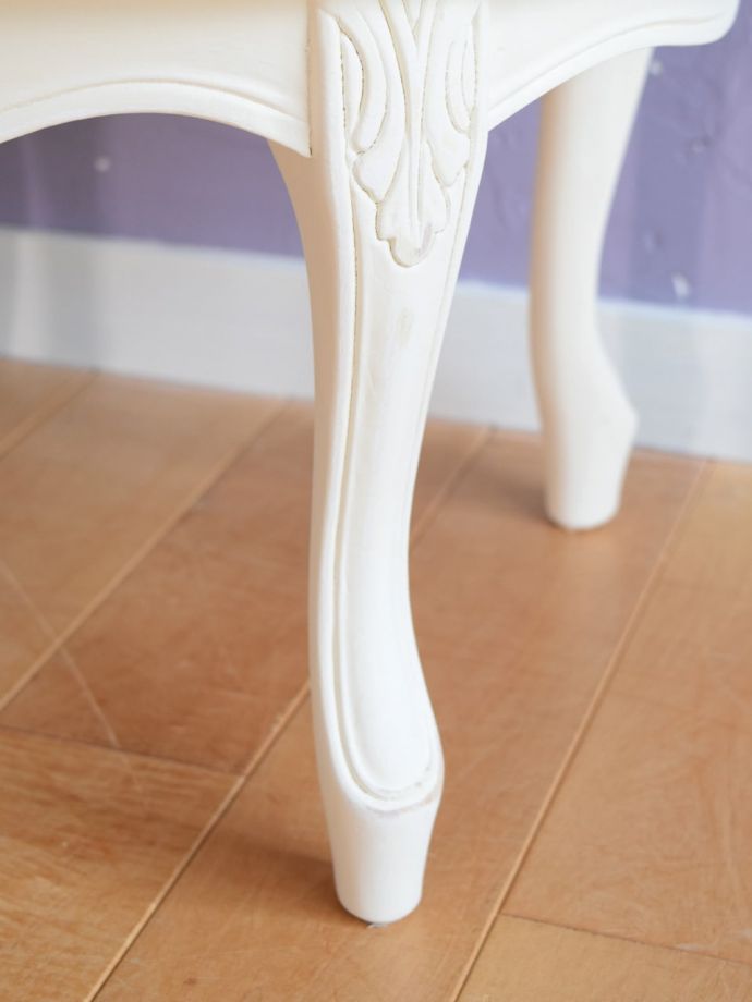 アンティーク風の家具　アンティーク風　フランスアンティーク調の可愛い家具、シャビーシックなサイドチェスト　女性１人でラクラク運べちゃうんですHandleの家具は、脚の裏にフェルトキーパーをお付けしています。(h-028-f)