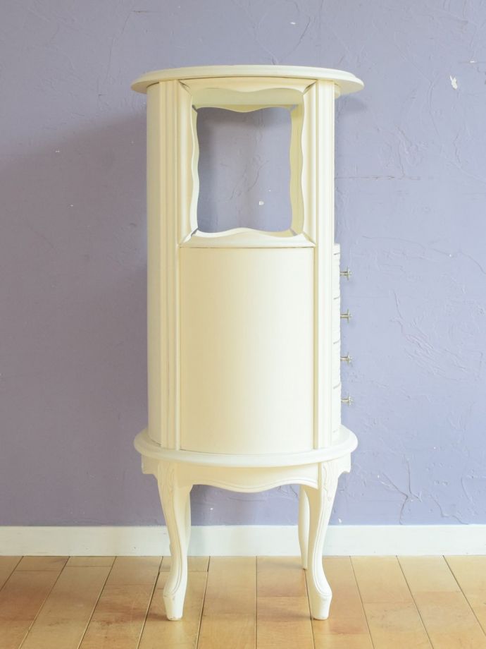 アンティーク風の家具　アンティーク風　フランスアンティーク調の可愛い家具、シャビーシックなサイドチェスト　横から見ても素敵どの角度から見てもフランスらしさがいっぱいです。(h-028-f)