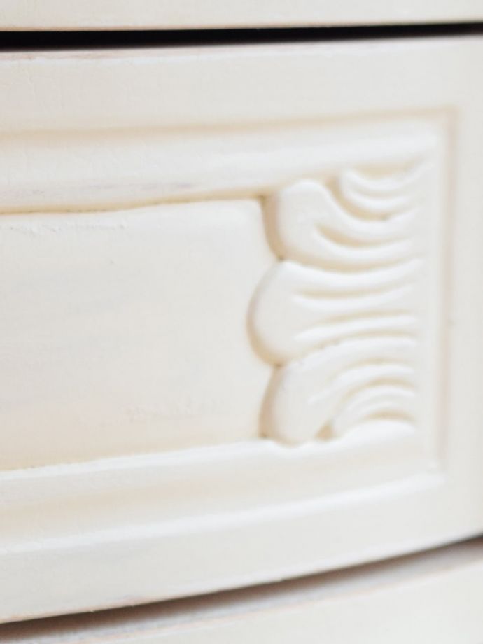 アンティーク風の家具　アンティーク風　フランスアンティーク調の可愛い家具、シャビーシックなサイドチェスト　優雅な装飾アンティークをモチーフにした植物の装飾が女性心をつかみます。(h-028-f)