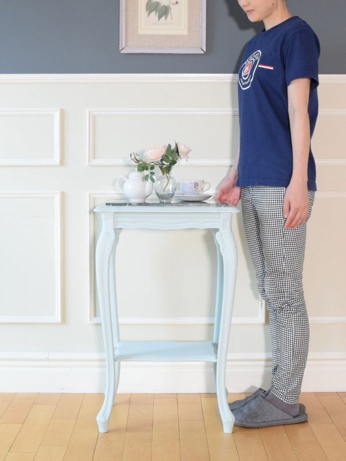 アンティーク調のサイドテーブル、大理石天板のシャビーシックな