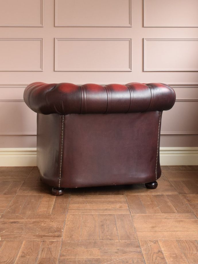 アンティークのパーソナルチェアの後ろ姿