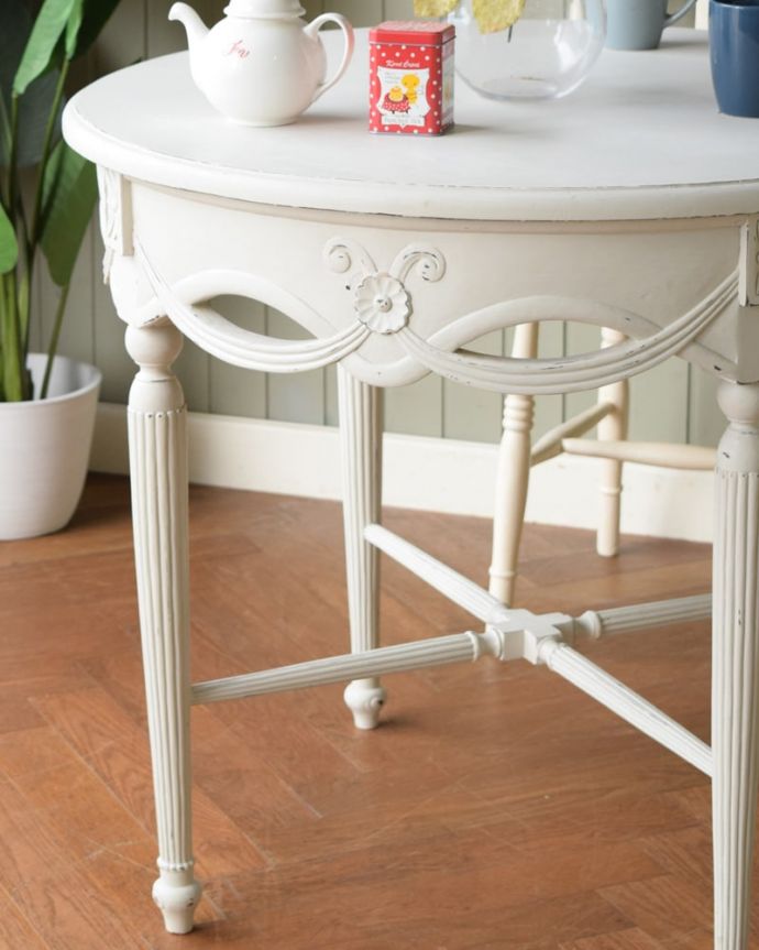 アンティーク風の家具 アンティーク風 アンティーク風のテーブル、ホワイトペイントのラウンドテーブル 見た目でも楽しめます女性らしく素敵なデザインなので、置くだけでワクワクしてしまう家具。(h-031-f)