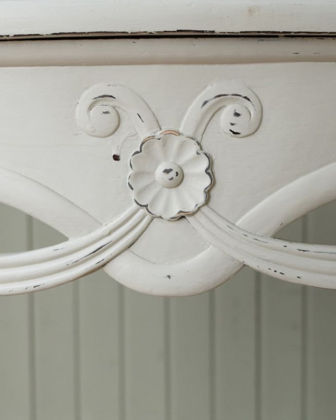 アンティーク風の家具 アンティーク風 アンティーク風のテーブル、ホワイトペイントのラウンドテーブル 優雅な装飾リボンとリボンの間には可愛らしいお花の装飾。(h-031-f)