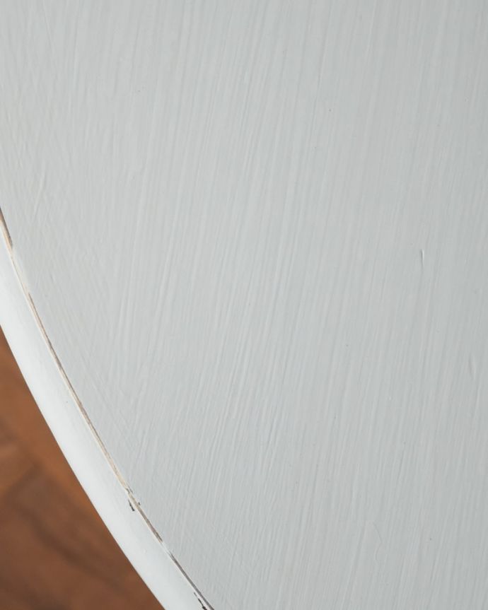 アンティーク風の家具 アンティーク風 アンティーク風のテーブル、ホワイトペイントのラウンドテーブル 近づいてみると…Handleセレクトの色でペイントし直してもらいました。(h-031-f)