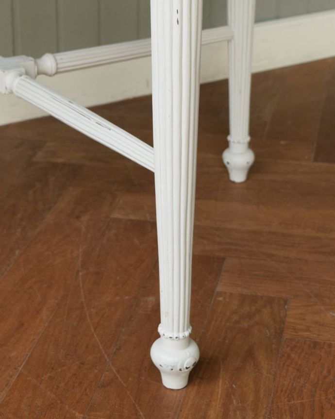 アンティーク風の家具 アンティーク風 アンティーク風のテーブル、ホワイトペイントのラウンドテーブル 女性1人でラクラク運べちゃうんですHandleの家具の脚にはフェルトキーパーをお付けしています。(h-031-f)