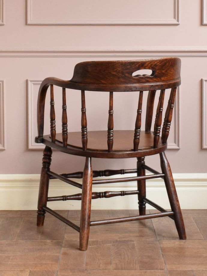 アンティークチェアの後ろ姿