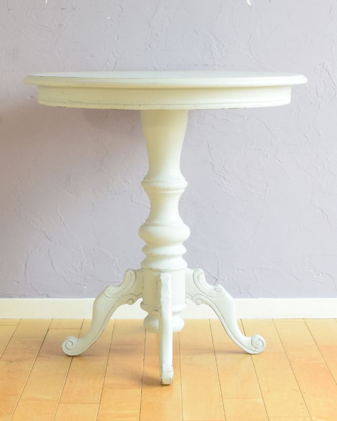 テーブルの後ろ姿