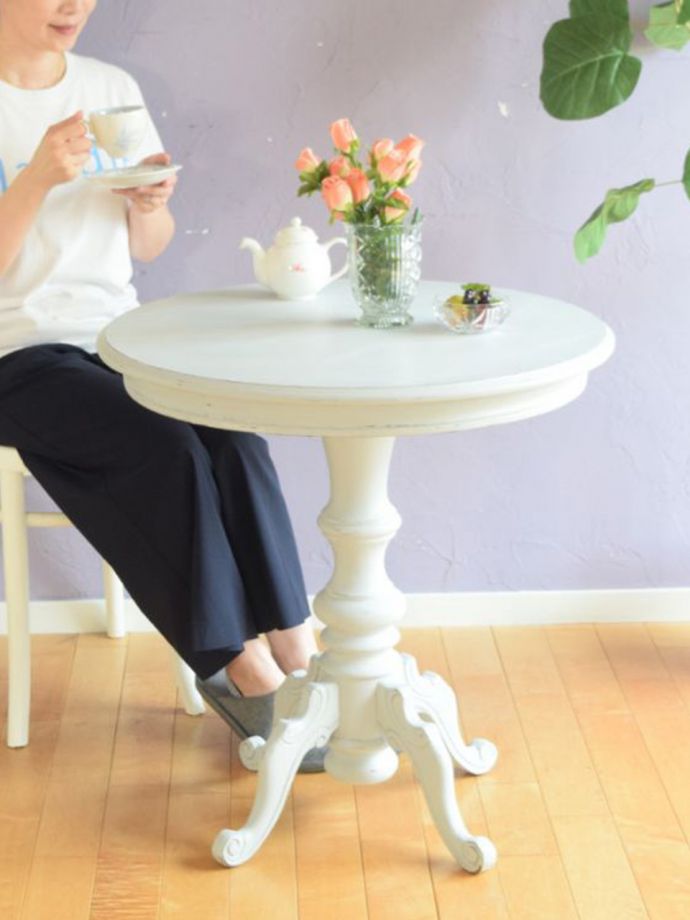 アンティーク風のおしゃれなテーブル