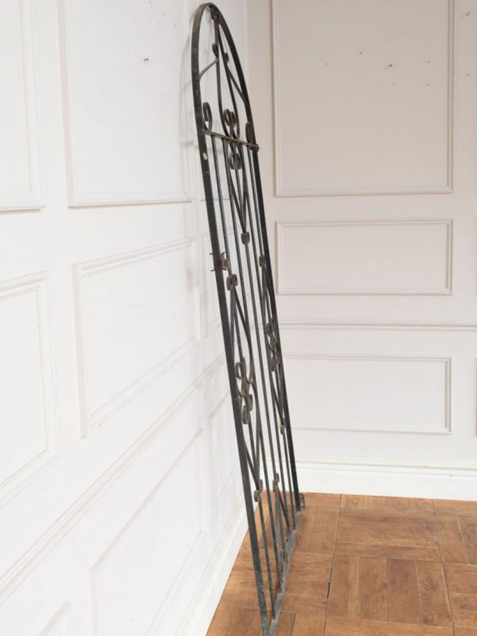 アイアンゲートの側面