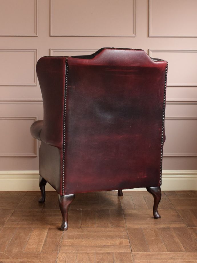 アンティークのパーソナルチェアの後ろ姿