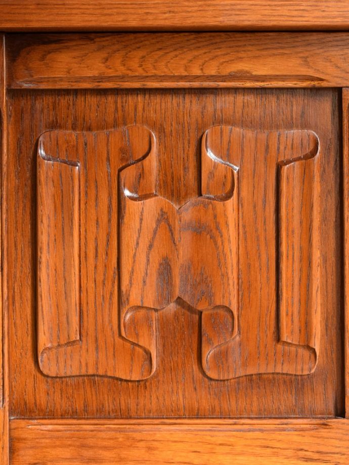 英国アンティーク家具らしい装飾