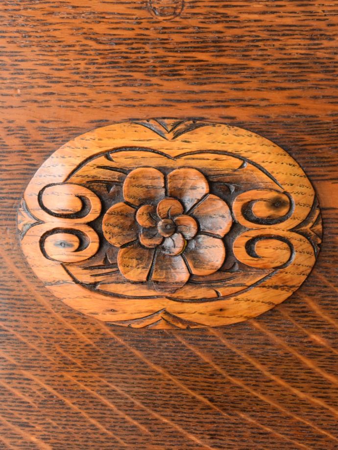 アンティーク家具の彫り