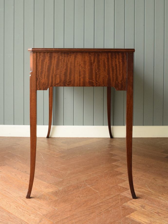 書斎デスクの側面