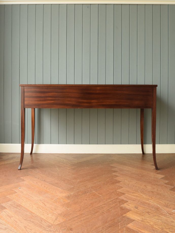 アンティークデスクの後ろ姿