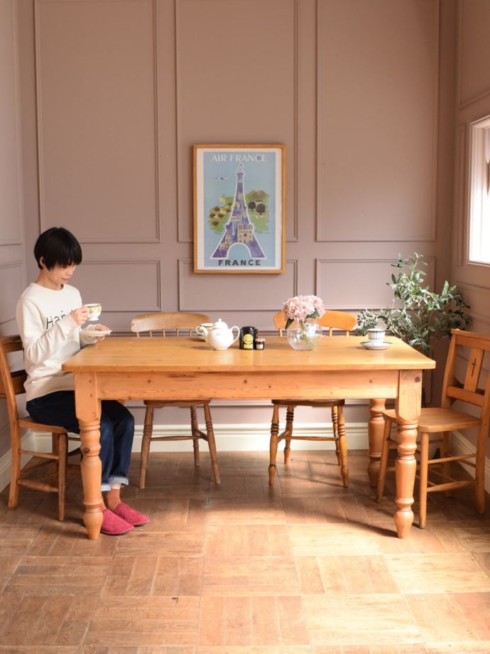 アンティークのダイニングテーブル