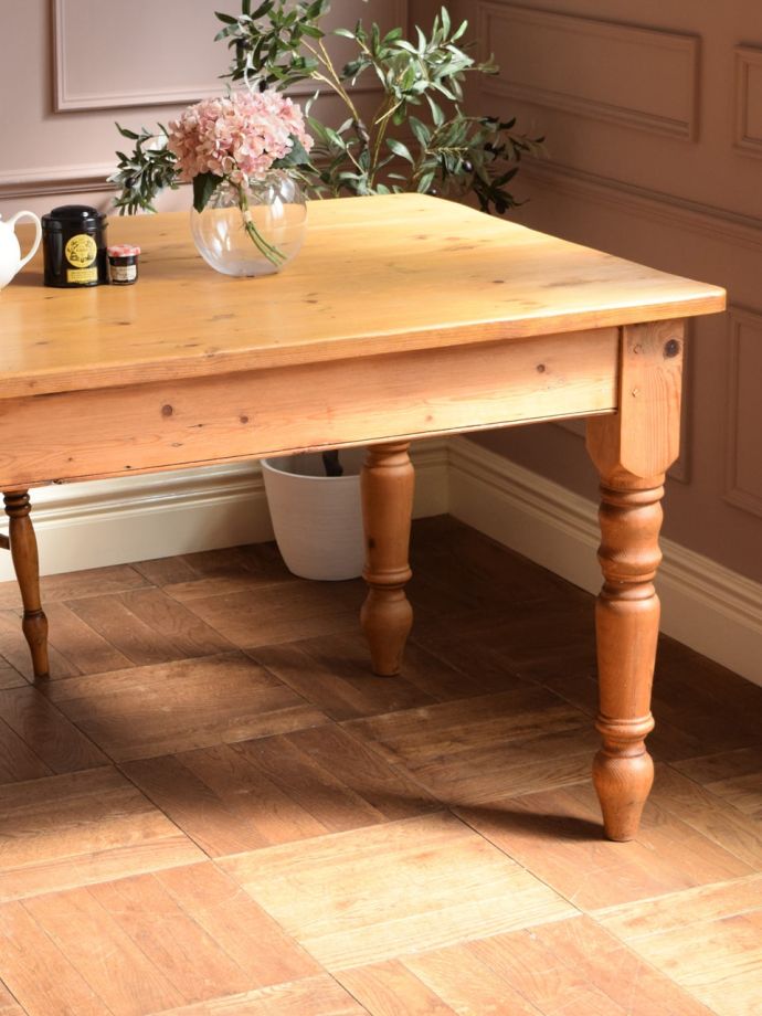 アンティーク家具らしさが漂うテーブル