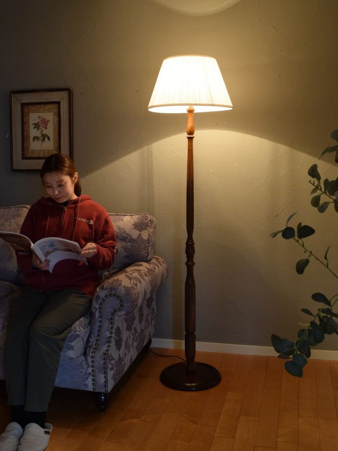 フロアランプの優しい灯り