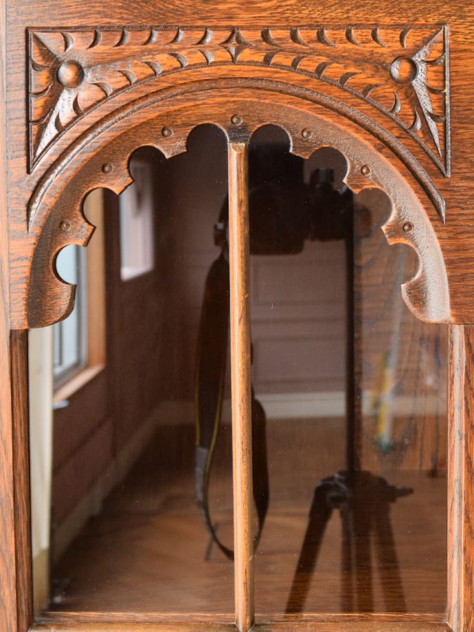 英国アンティーク家具らしい彫