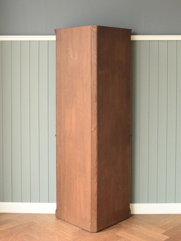 キャビネットの後ろ姿