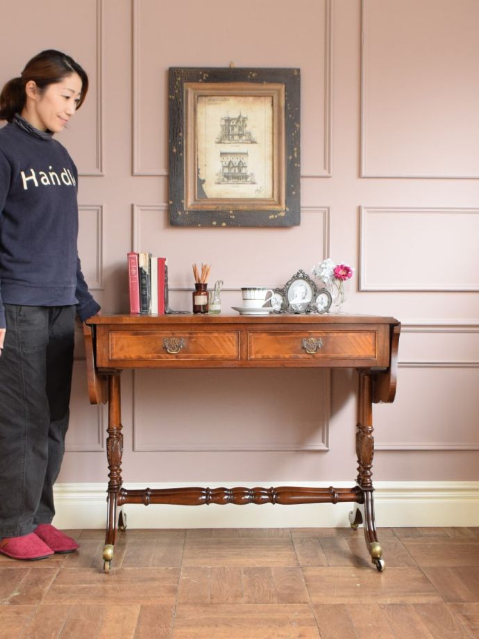 アンティークの伸長式テーブル