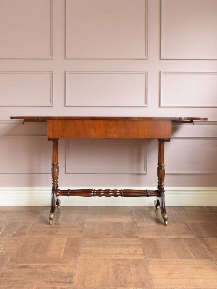 アンティークデスクの後ろ姿