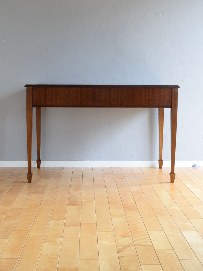 アンティークデスクの後ろ姿