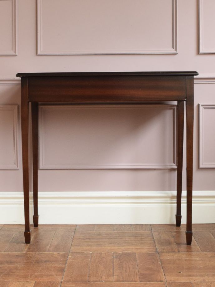 コンソールテーブルの後ろ姿