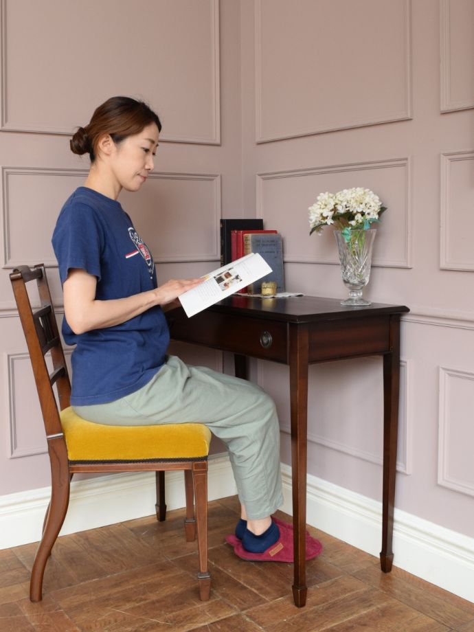 いろんな用途で使えるアンティークのテーブル