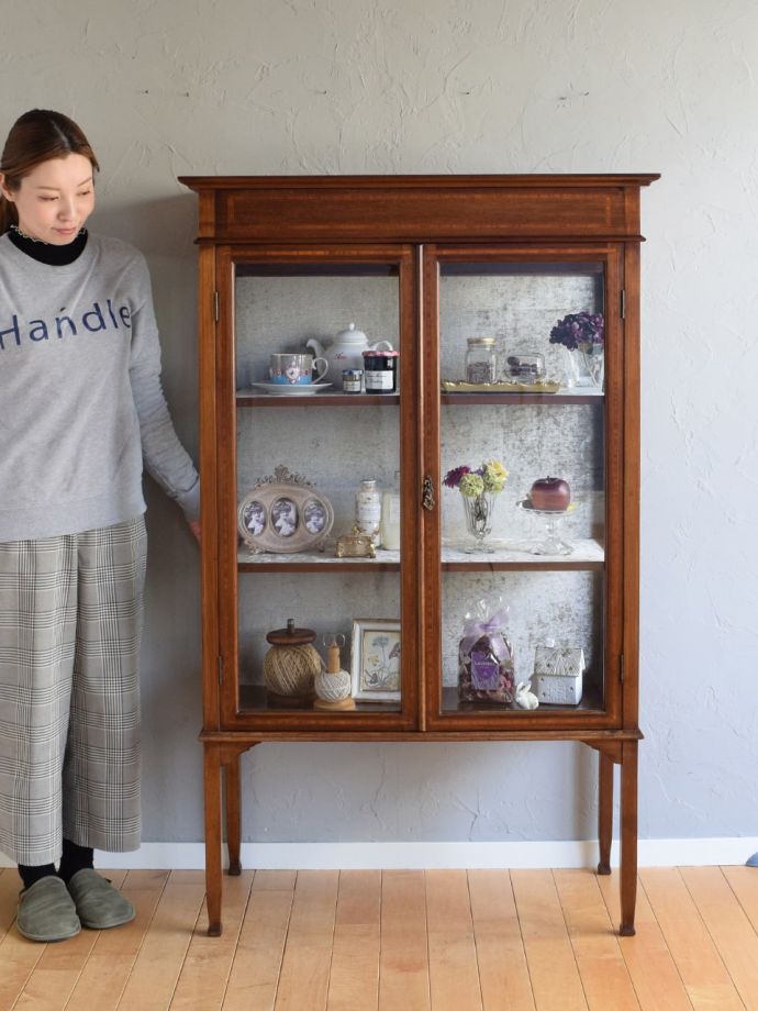 英国アンティークのガラスキャビネット