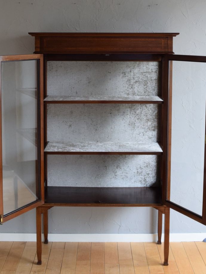 ガラスキャビネットの扉の中