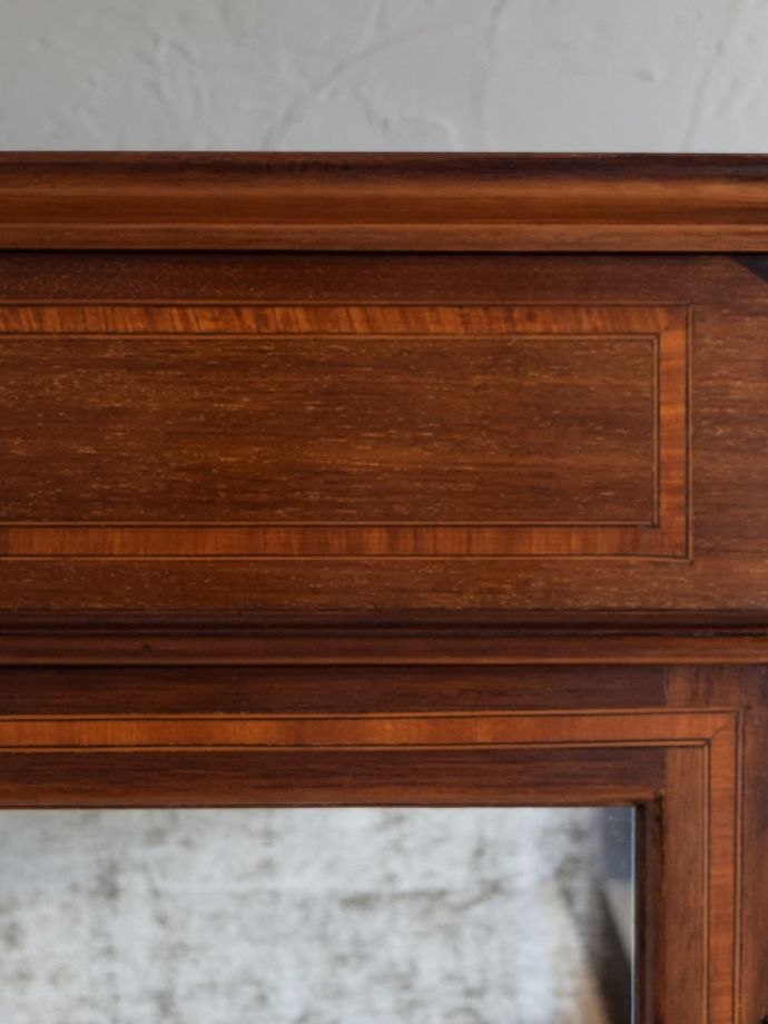 英国アンティーク家具らしい装飾