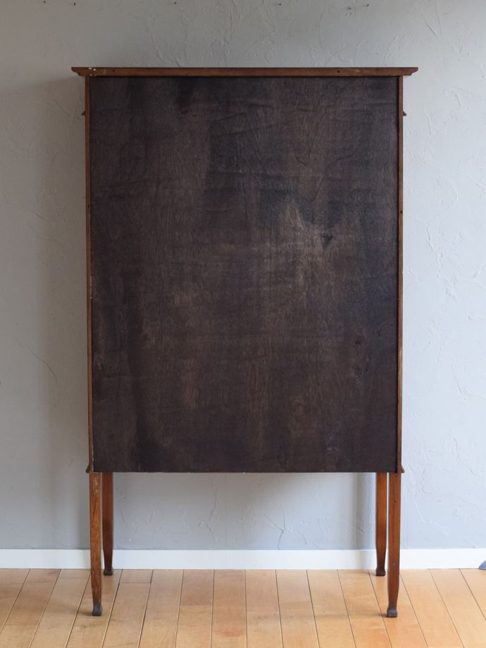 キャビネットの後ろ姿