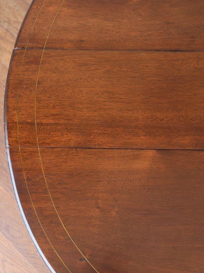 アンティークテーブルの美しい木目