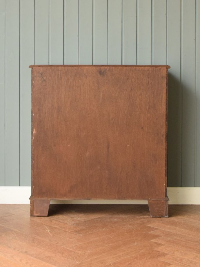 サイドボードの後ろ姿