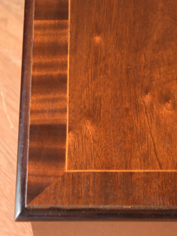 アンティーク本棚の美しい装飾