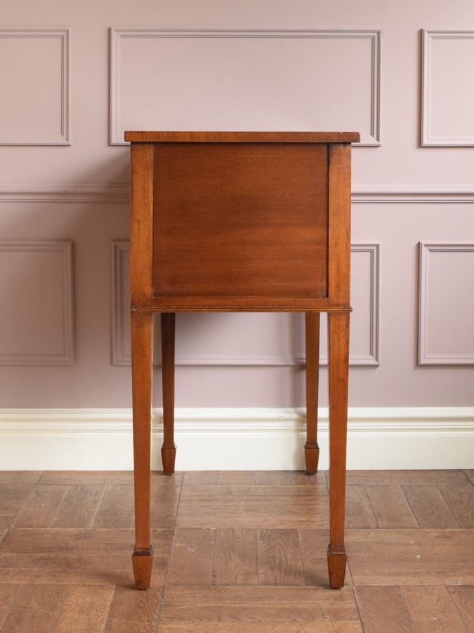 コンソールテーブルの側面