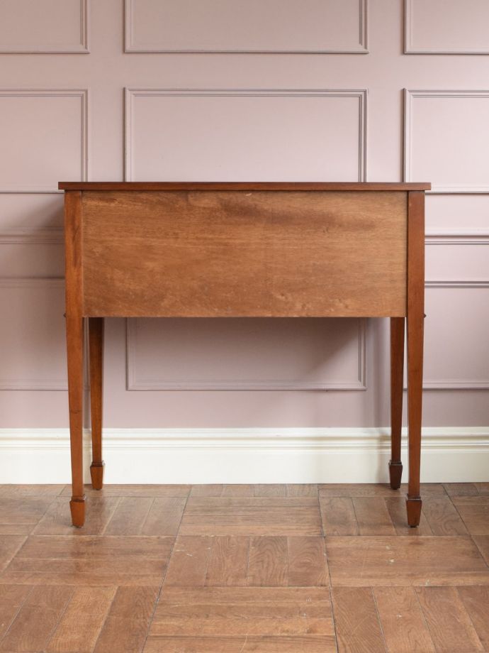 コンソールテーブルの後ろ姿