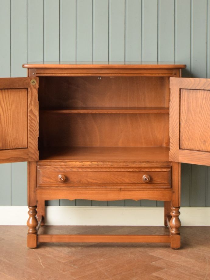 アーコールのキャビネットの扉の中