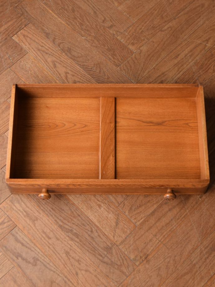 サイドボードの引き出しの中