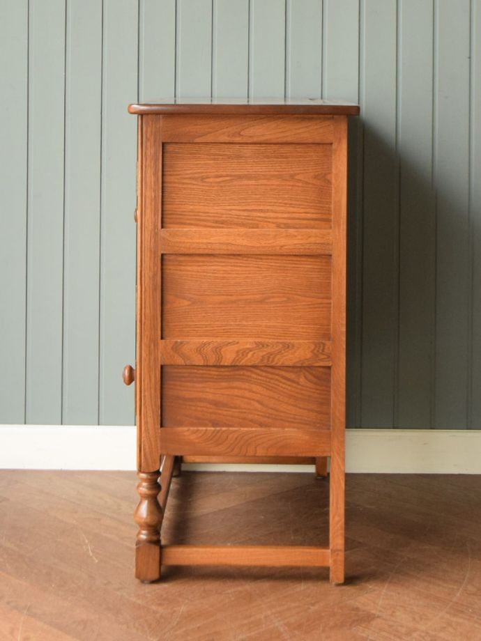 アーコールのキャビネットの側面