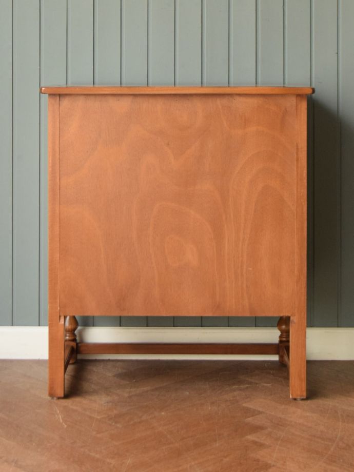 ビンテージキャビネットの後ろ姿