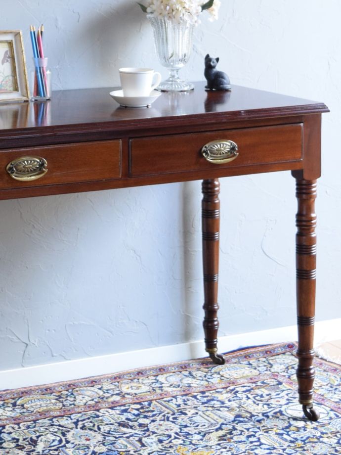 アンティークデスクの美しい木目