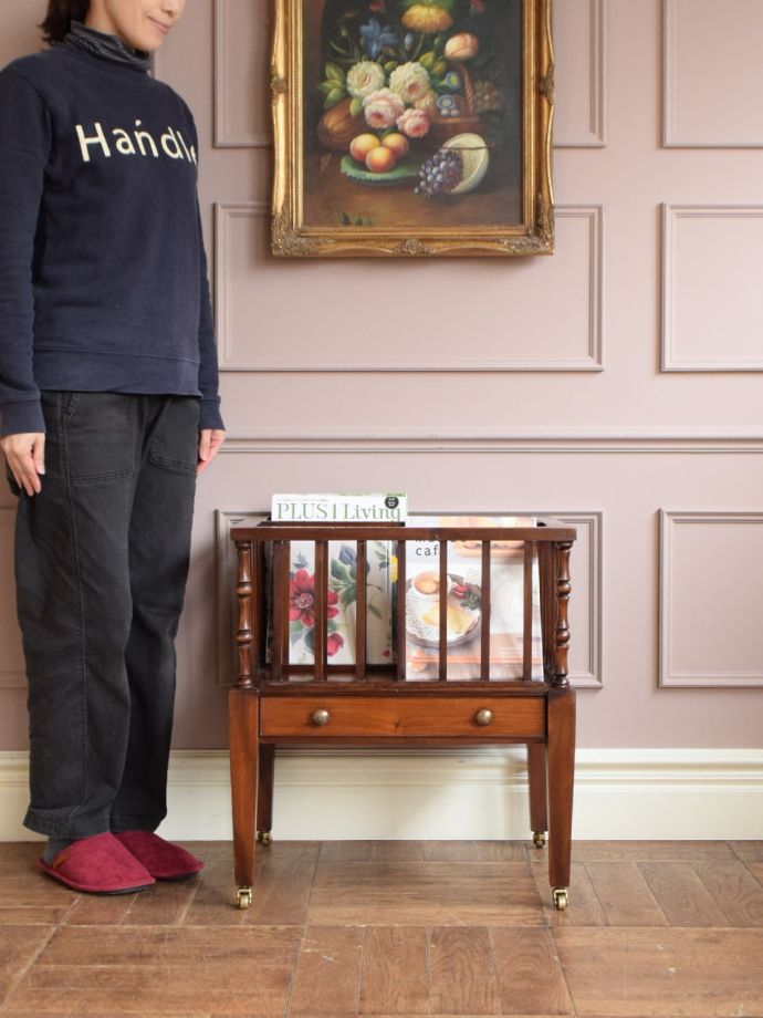 アンティークのおしゃれなマガジンラック