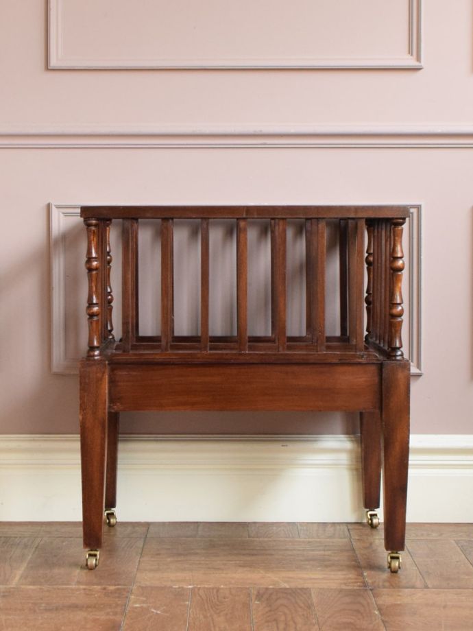 マガジンラックの後ろ姿